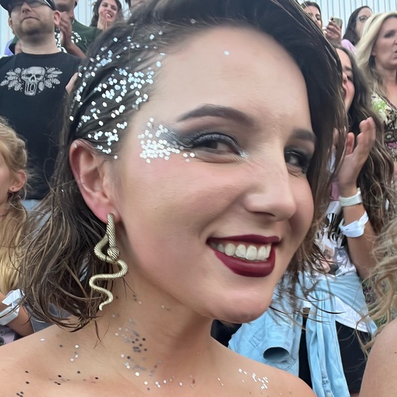 Meet your Posher, Andrea - Picture 2 of 3